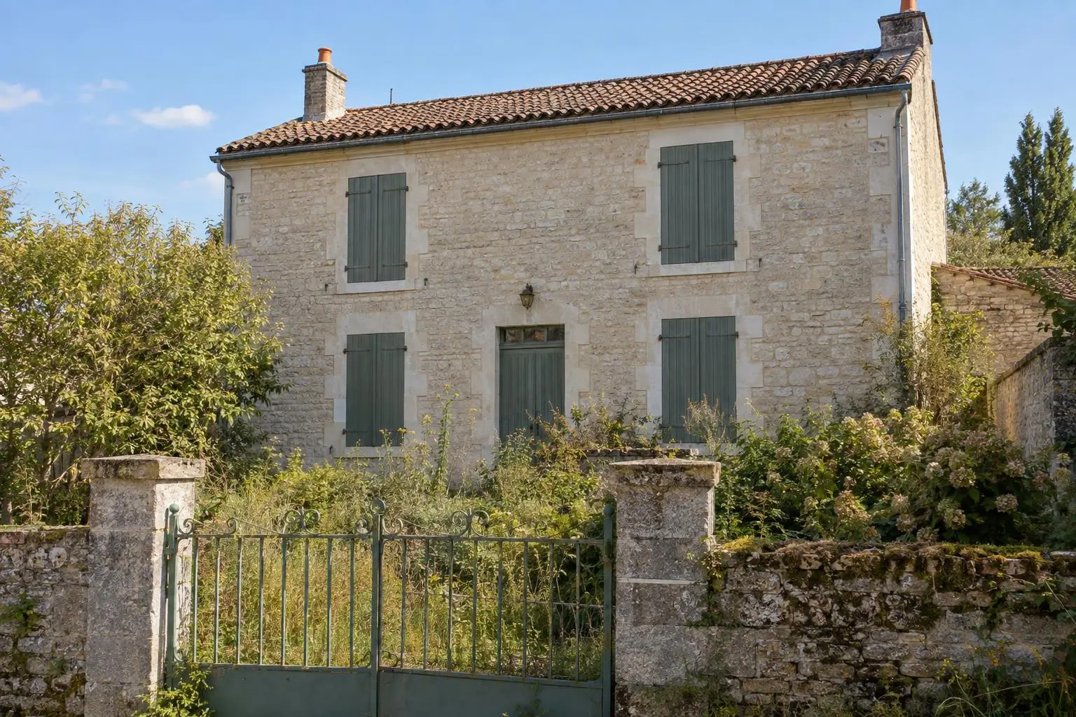 Maison en pierre de la Vienne aux volets fermés, avant sa vente